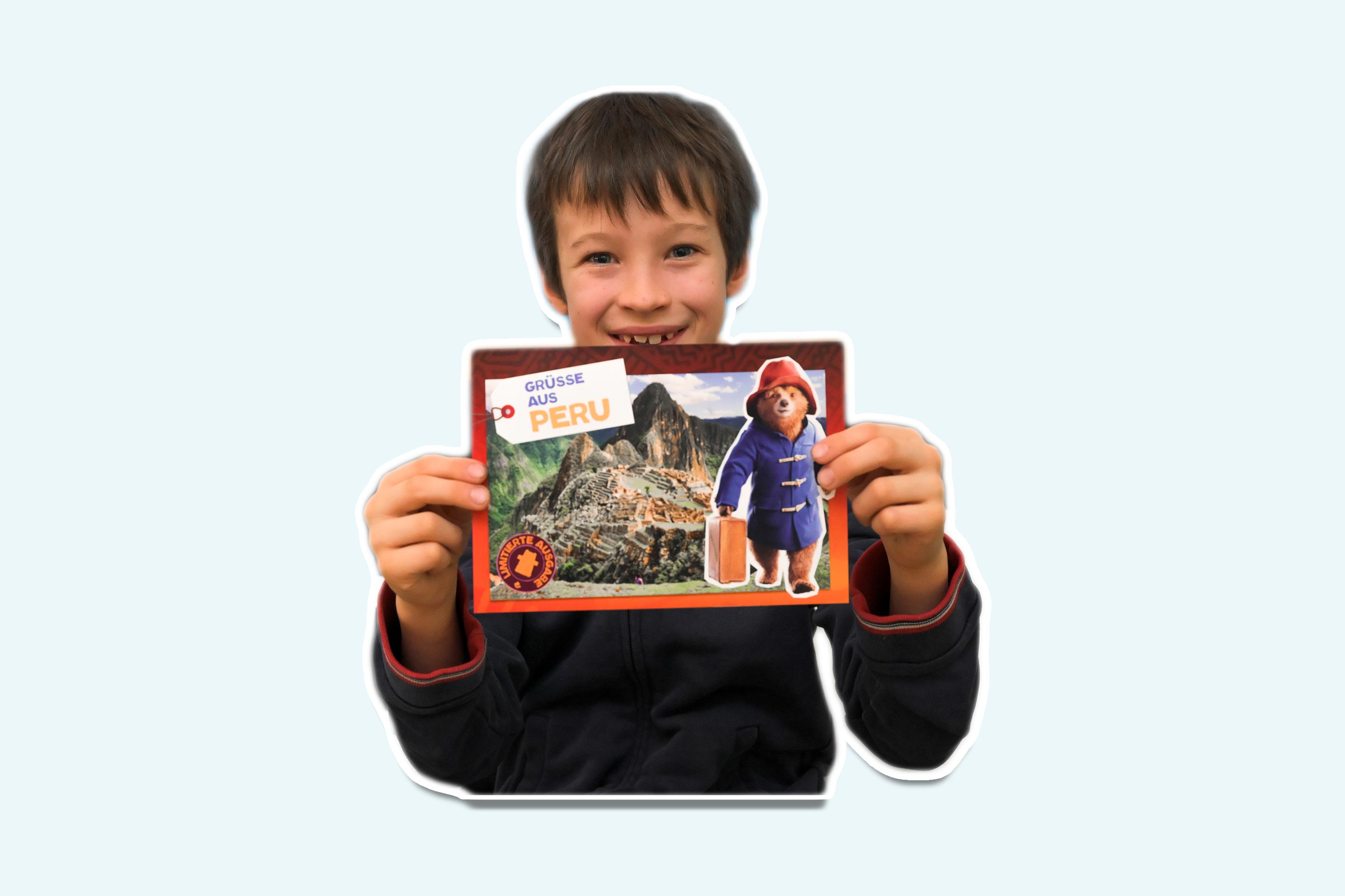 Ein Junge freut sich über Post von Paddington.