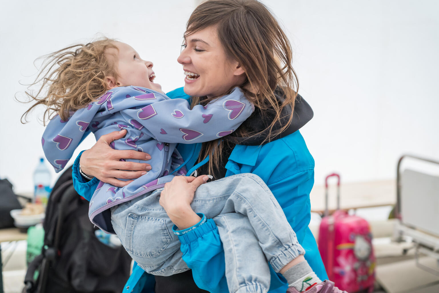 In einer Anlaufstelle für geflüchtete Familien aus der Ukraine spielt eine UNICEF-Helferin mit der fünfjährigen Emma. Weltweit versorgt UNICEF Kinder und Familien auf der Flucht.