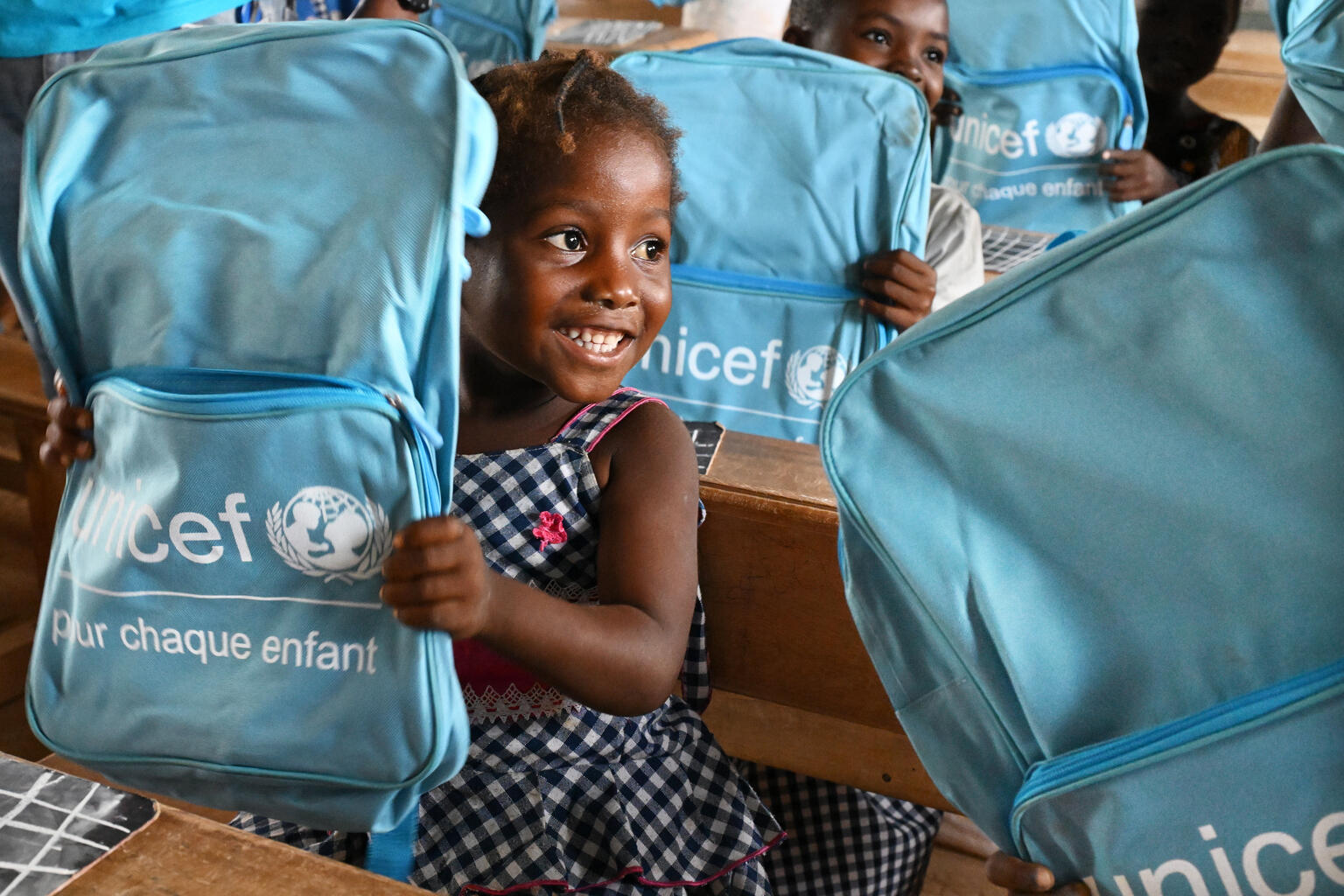 Die Schülerinnen an einer Schule an der Elfenbeinküste haben neue UNICEF-Schulpakete erhalten.