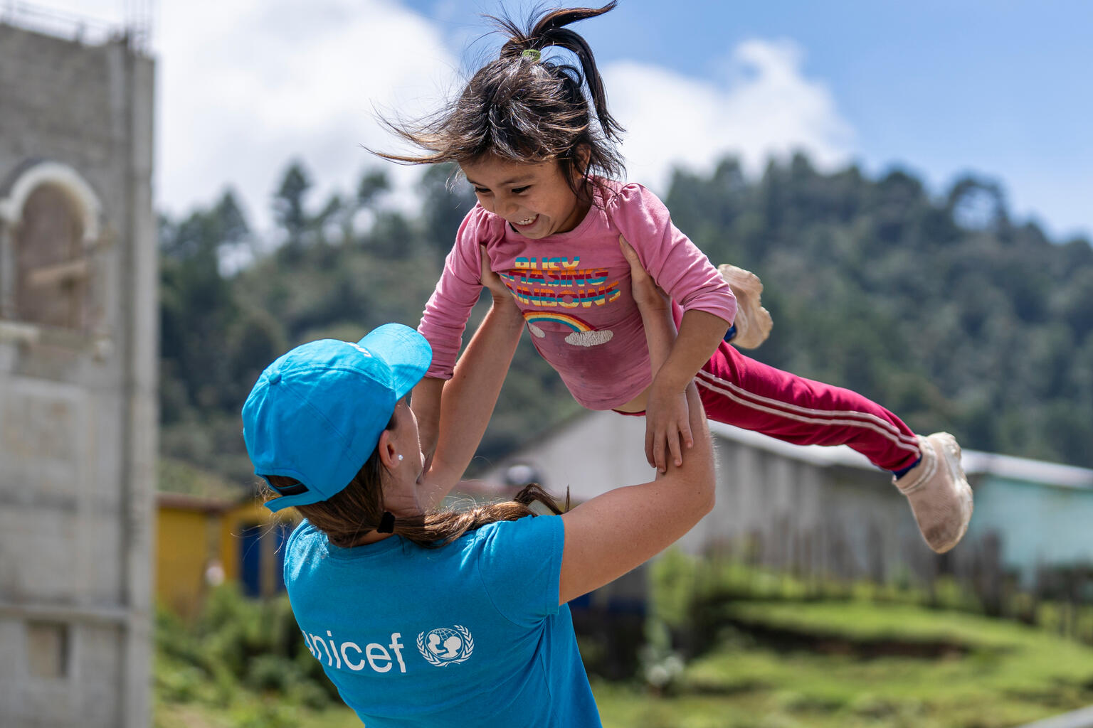 UNICEF-Kommunikationsbeauftragte Pilar Escudero spielt mit der fünfjährigen Maria in der ländlichen Gemeinde Chajul in Quiche Guatemala.