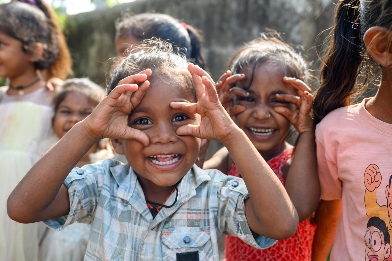 Glückliche Kinder im Dorf in Mota Raypura, Narmada, Gujarat.