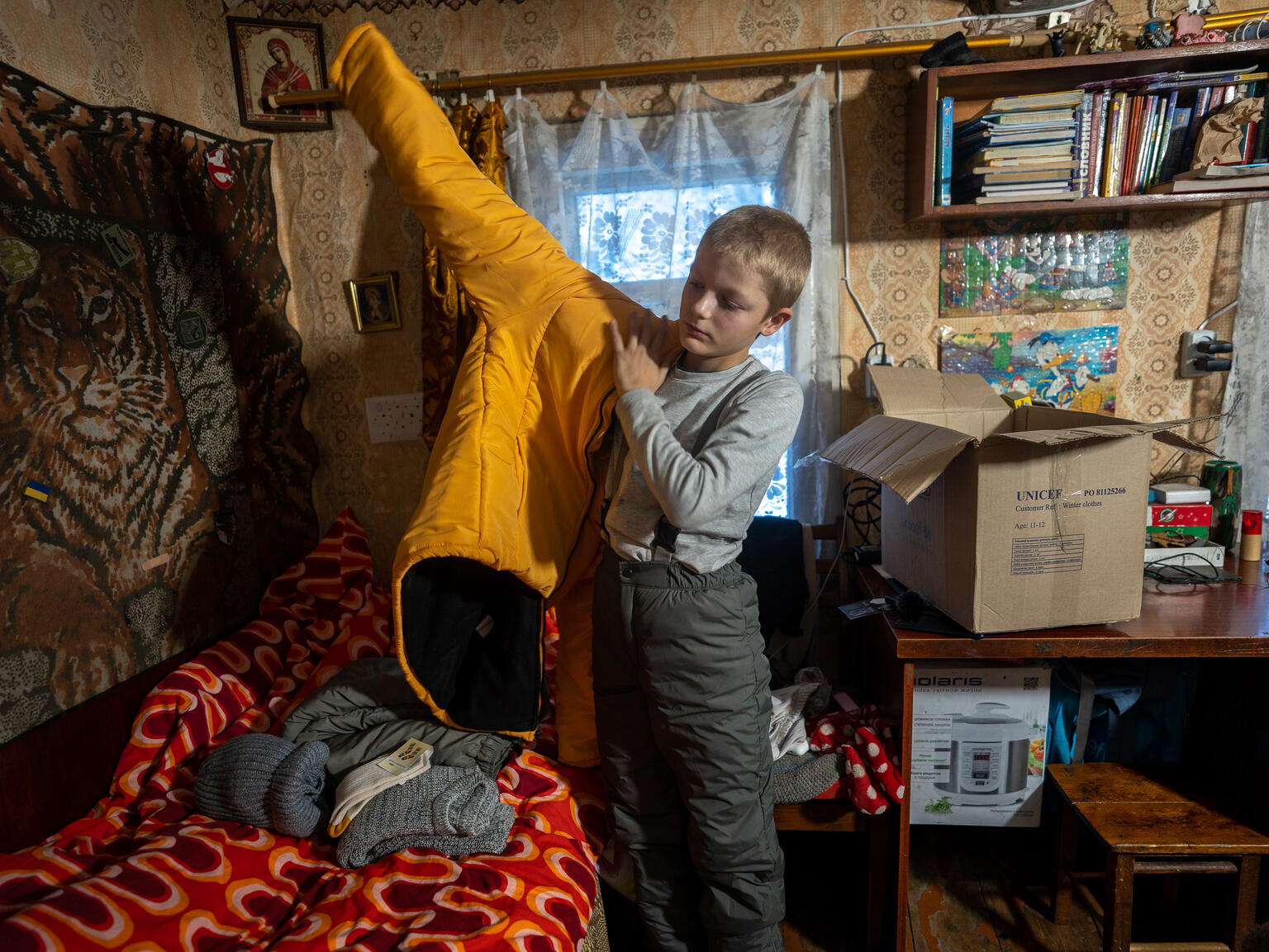 UNICEF-Winterhilfe: Der elfjährige Bohdan aus der Region Charkiw hat gerade neue Winterkleidung bekommen.