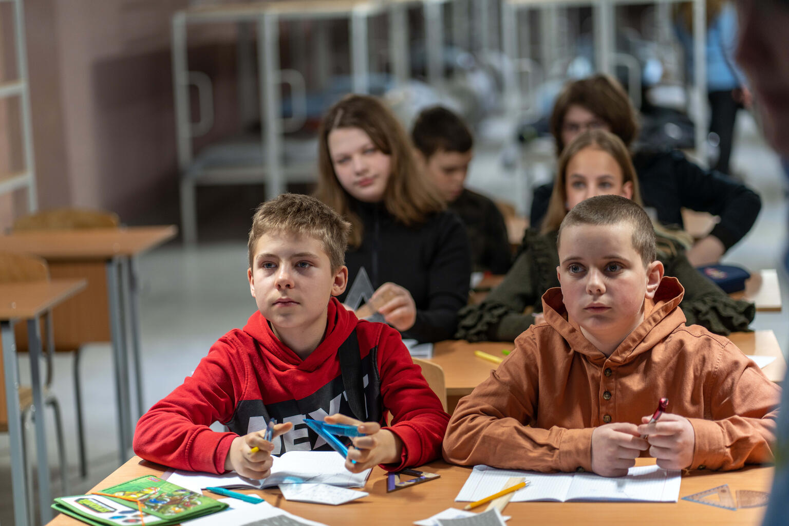 Kinder lernen in einem Schutzbunker, der unter einer Schule eingerichtet wurde.