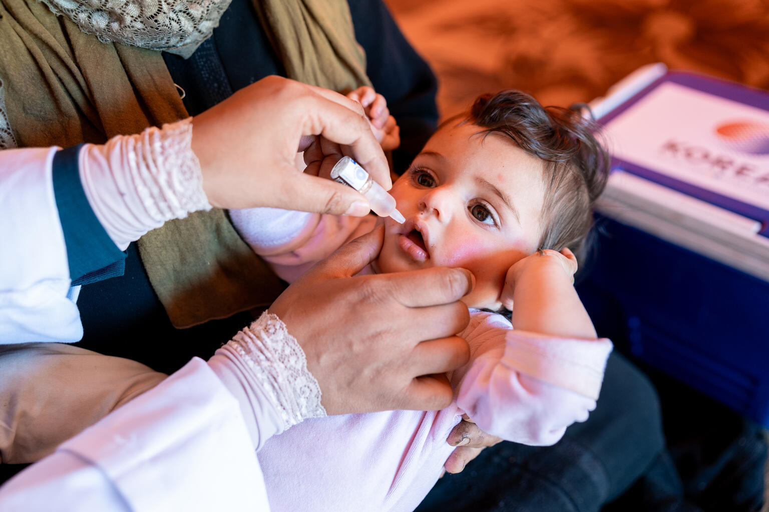 Siham aus Jordanien bekommt eine Schluckimpfung gegen Polio