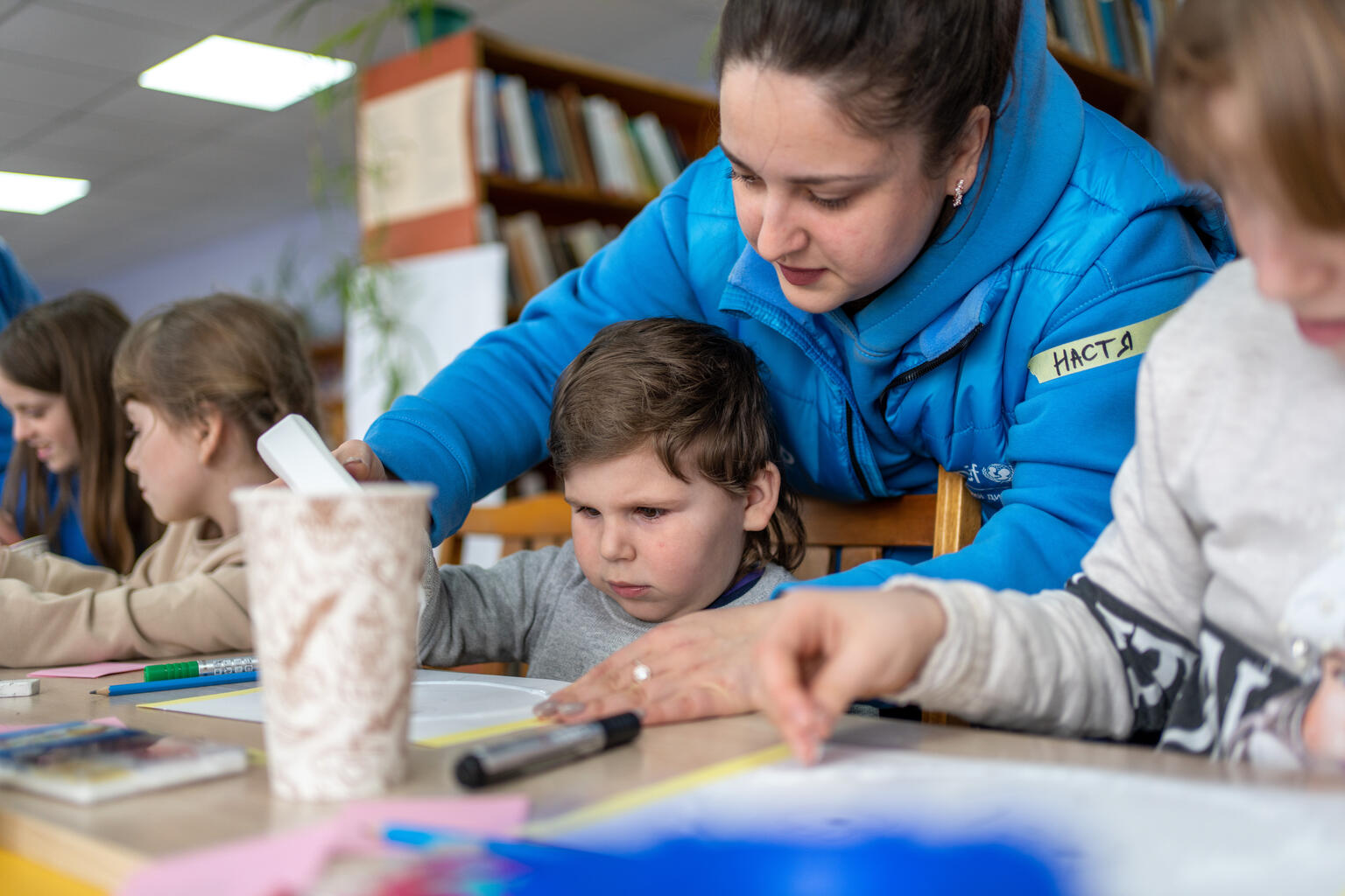 Kunsttherapie hilft einem vierjährigen Mädchen, ihre Kriegserlebnisse zu verarbeiten.