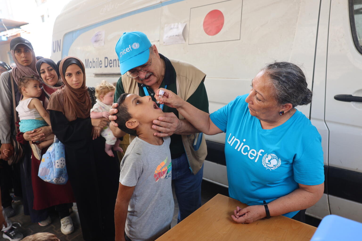 Während einer großen Impfaktion in Gaza impft eine Helferin einen Jungen gegen Polio.