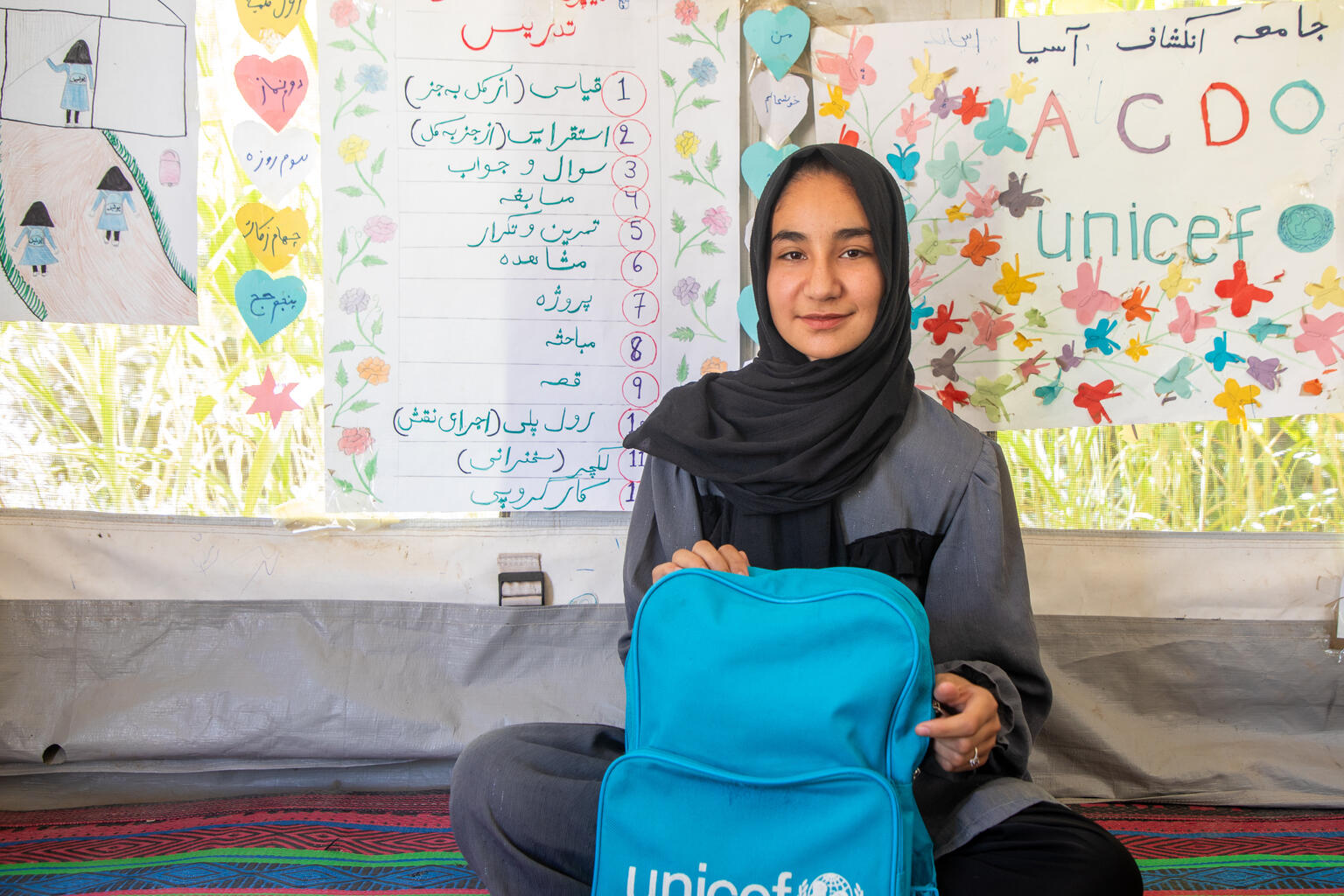 Maryam aus Afghanistan besucht mit Unterstützung von UNICEF zum ersten Mal in ihrem Leben eine Schule