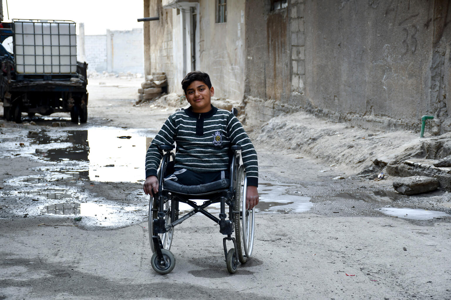 Yahia aus Syrien hat bei einer Explosion seine Beine verloren.