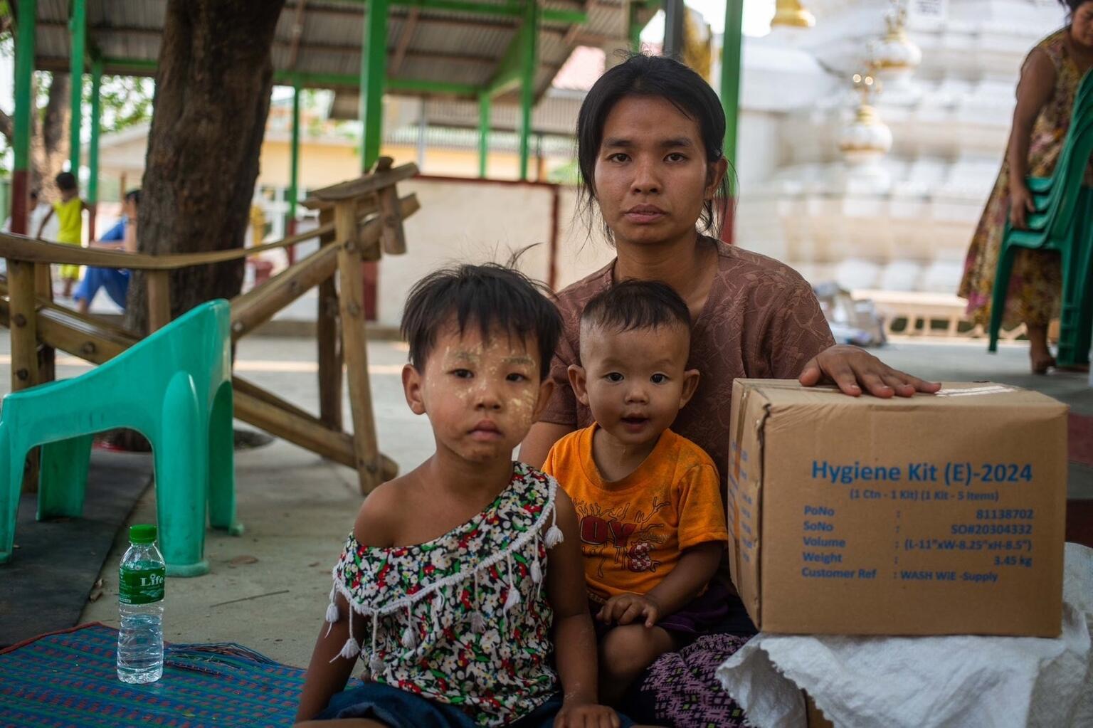 UNICEF verteilt Hygienepakete, etwa an diese Familie in der Erbeben-Region Sagaing.