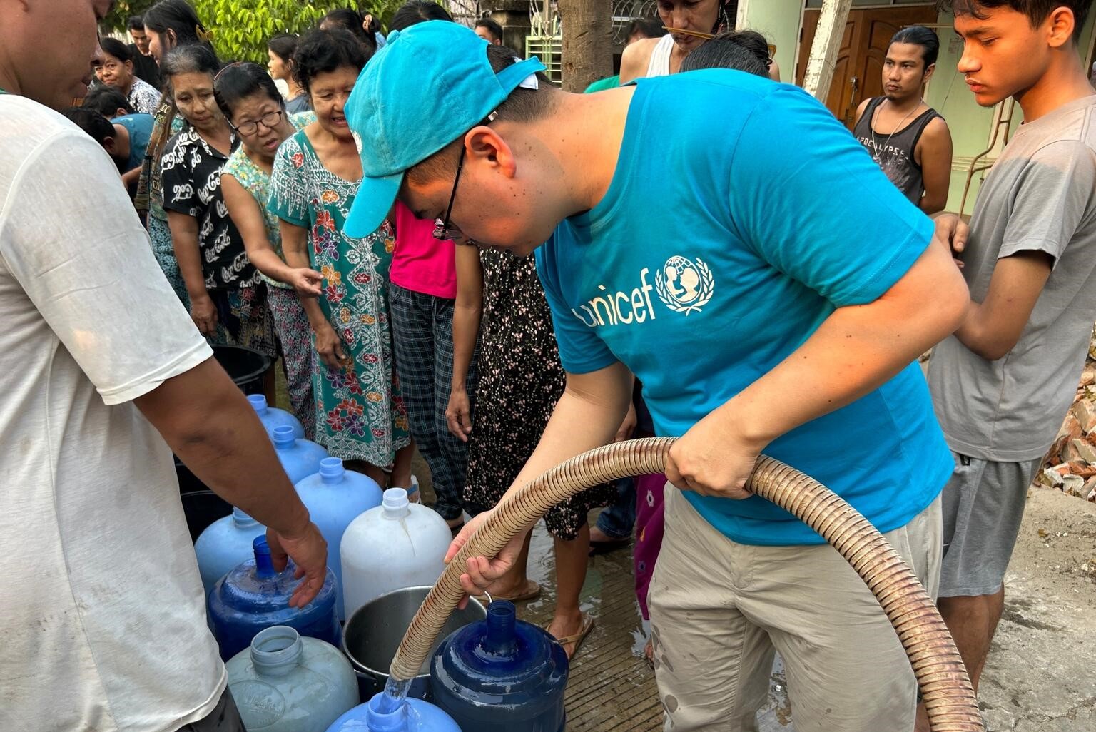 Ganze Orte sind von der Wasserversorgung abgeschnitten. Wir bringen Trinkwasser in Tankwagen in betroffene Gebiete.