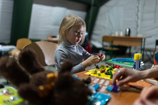 Ein Mädchen spielt in einer von UNICEF unterstützten Notanlaufstelle.