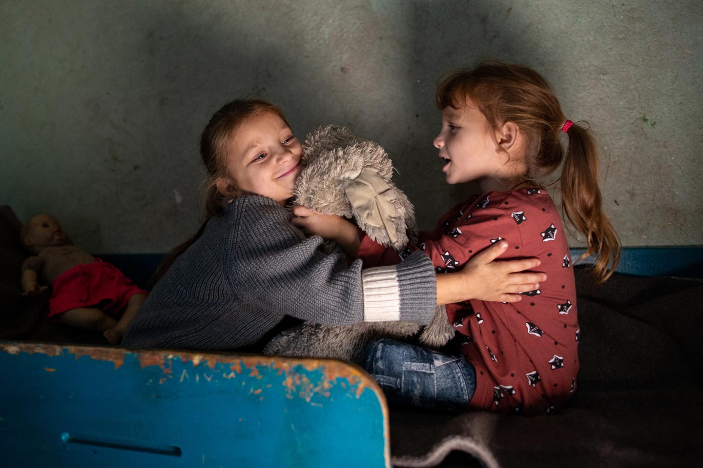 Zwei Mädchen sitzen in ihrem temporären Zuhause in der Nähe der ukrainischen Front.