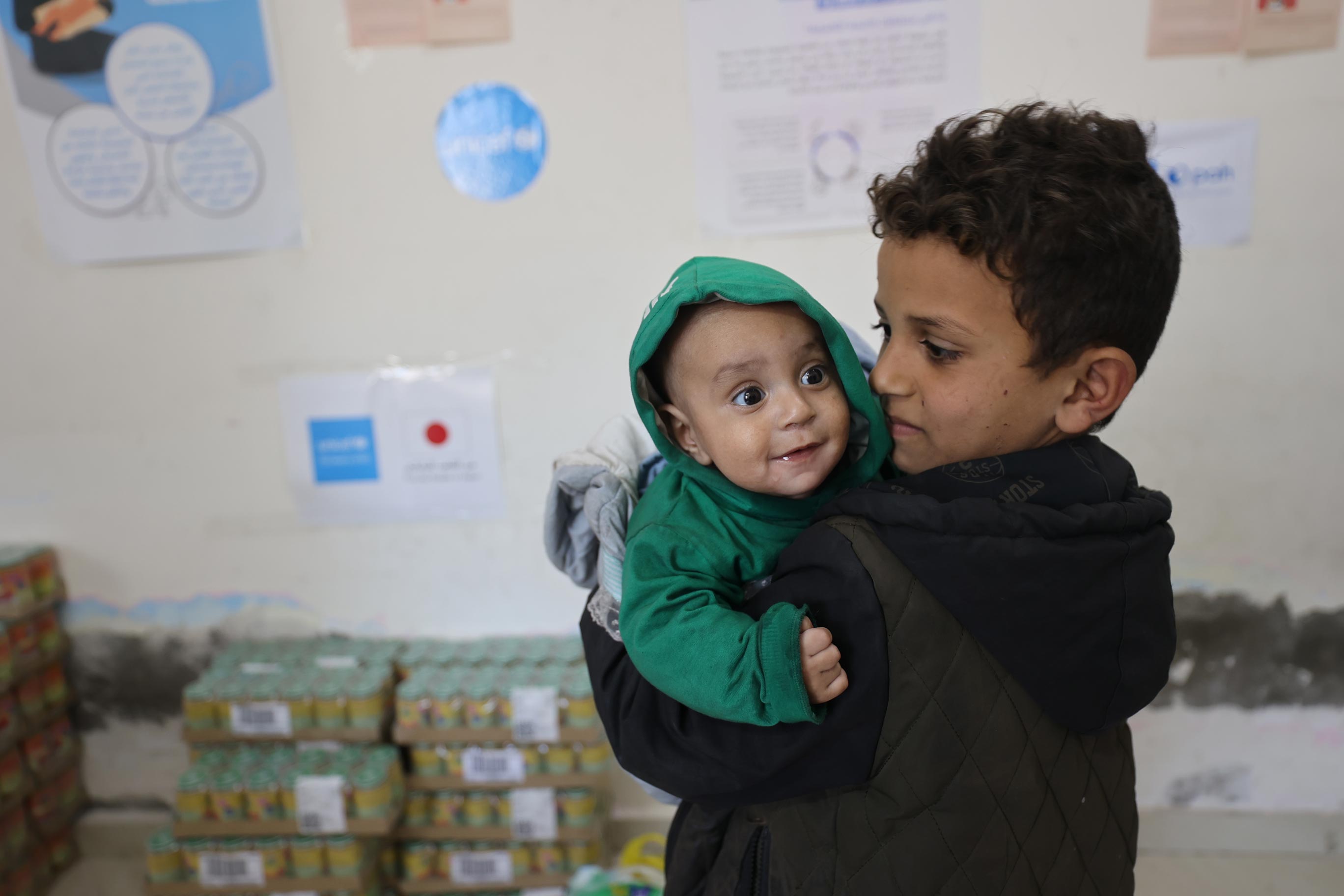 UNICEF verteilt Spezialnahrung an mangelernährte Kinder in Gaza.