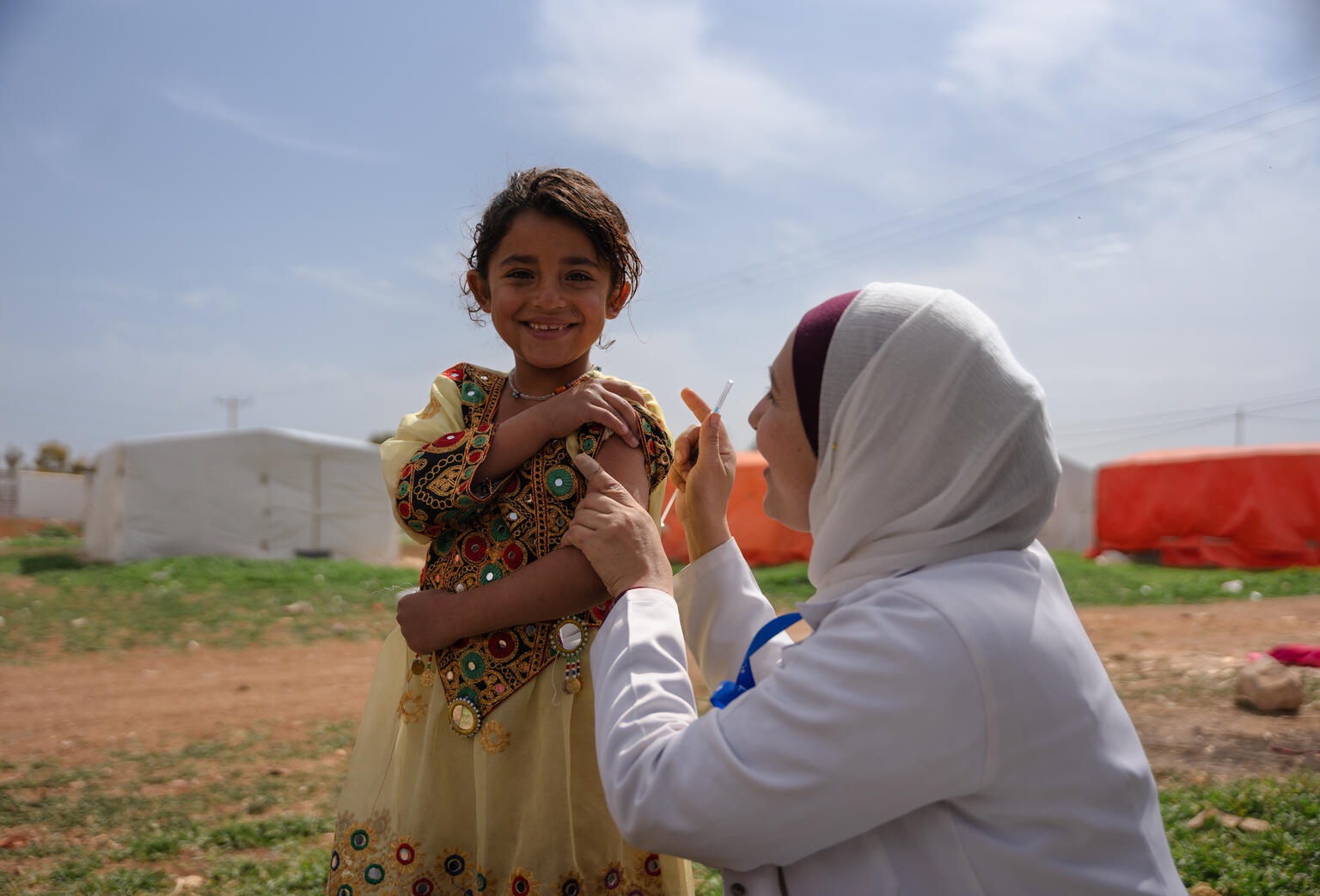 In einer Anlaufstelle für geflüchtete Kinder aus der Ukraine spielt eine UNICEF-Helferin mit der fünfjährigen Emma.