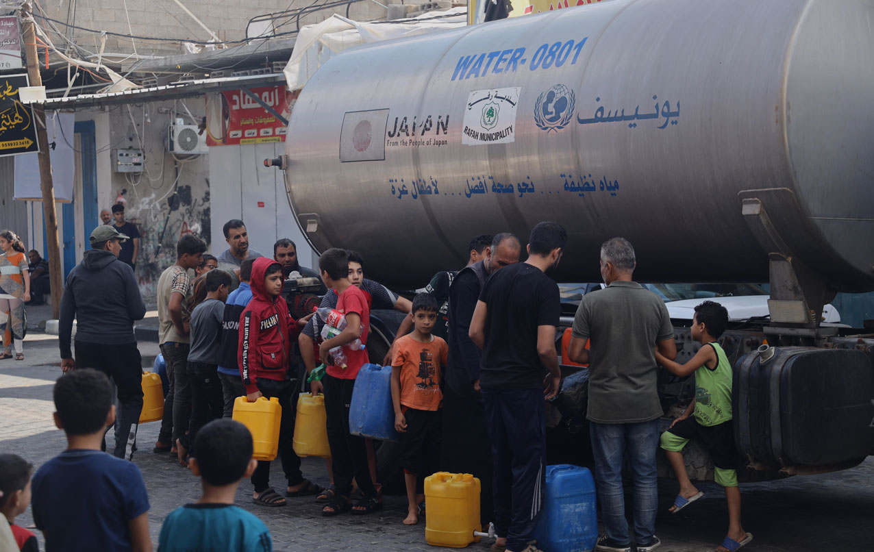 Tanklastwagen bringen sauberes Trinkwasser zu Kindern und Familien.